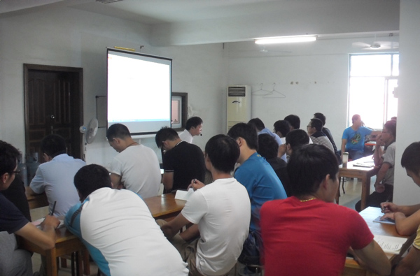 Ang BAILIAN Compressor ay humahawak ng empleyado ng aktibidad ng pag-aaral ng teorya ng teknolohiya ng compressor3